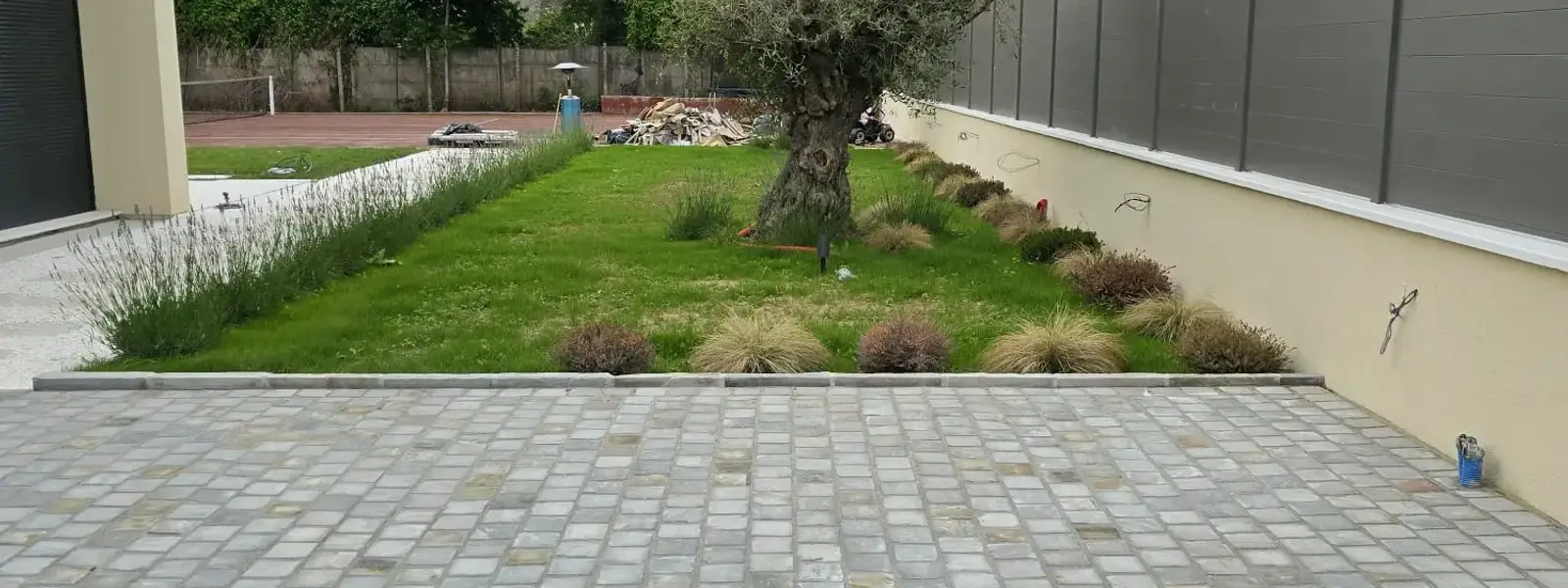Cour pavée et jardin aménagés dans une propriété près de Vernon
