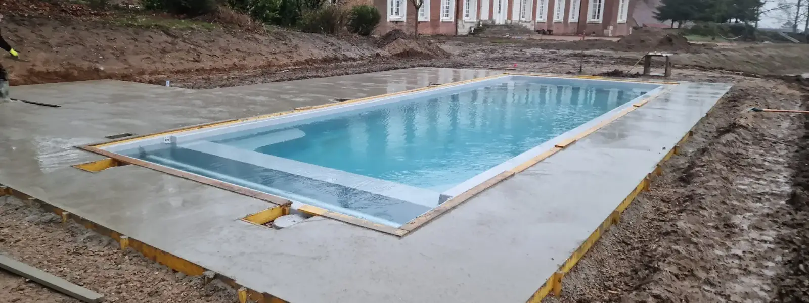 Piscine terrassée et ceinturée de béton dans une propriété de la vallée de l'Eure