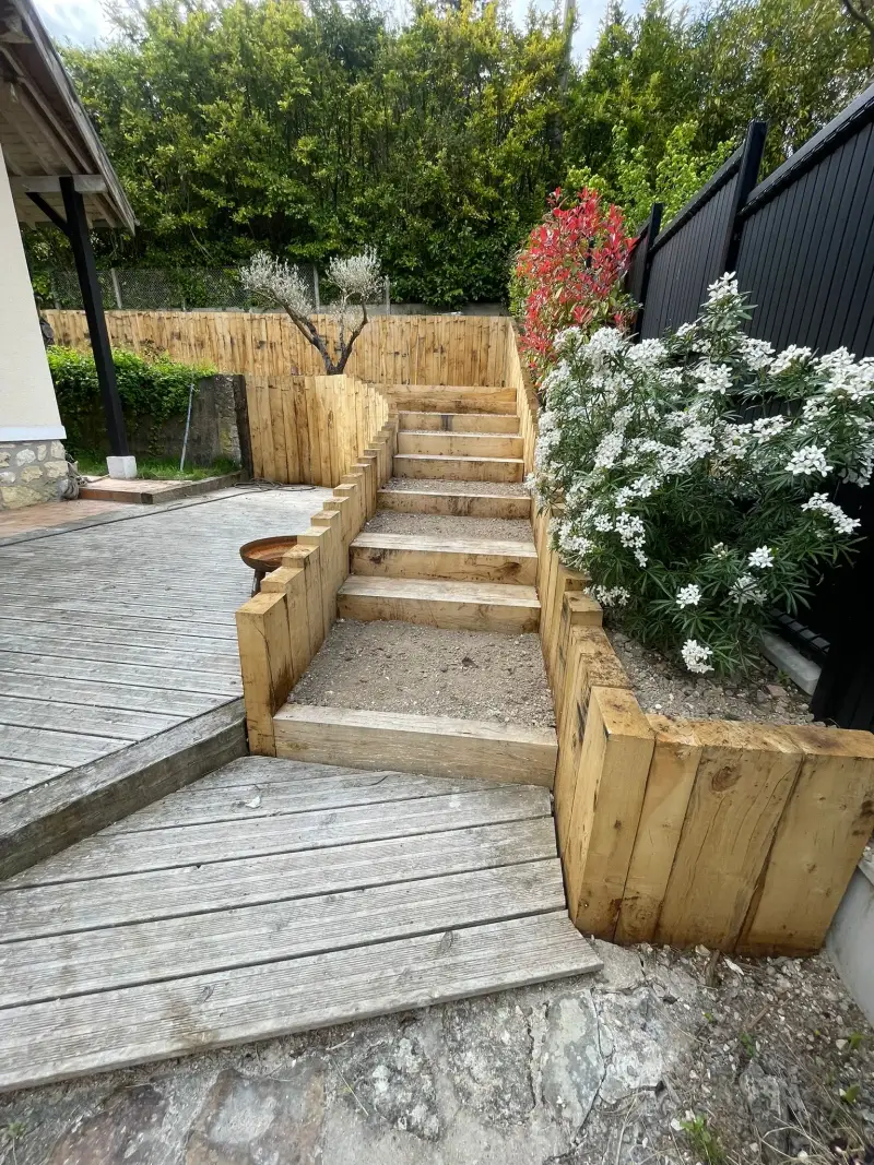 Escalier en traverses bois et massifs fleuris