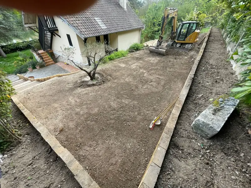 Préparation d'un jardin avec bordures en pierre