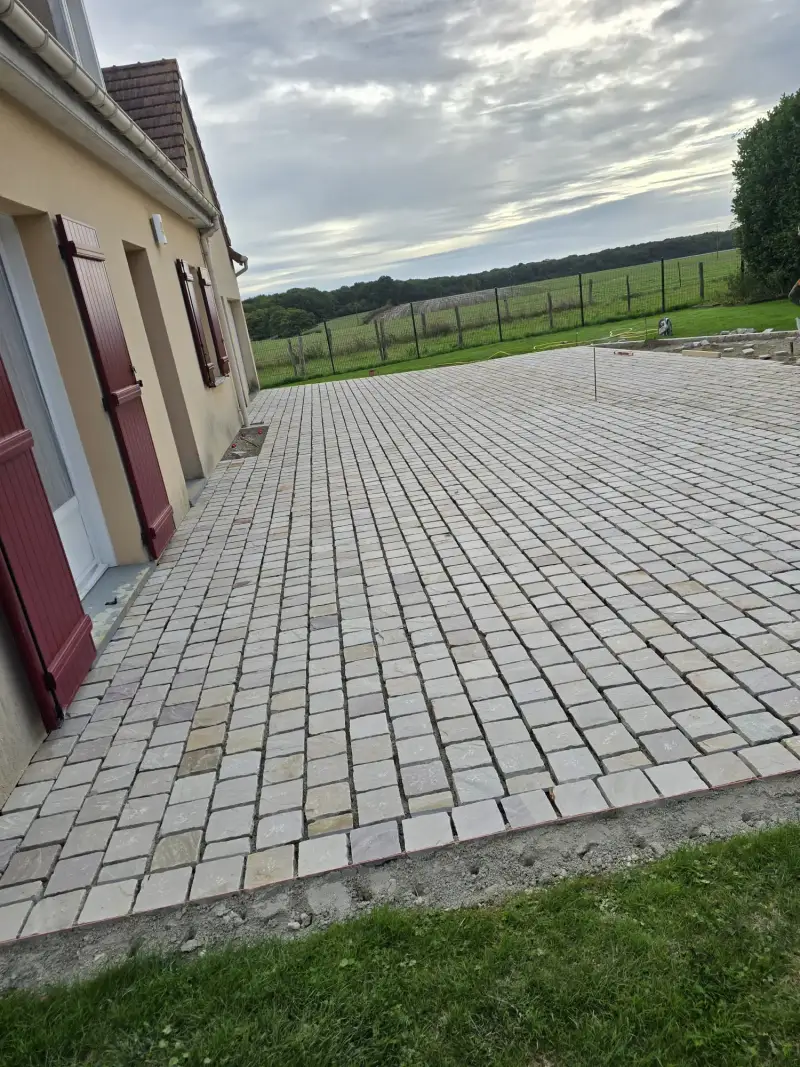 Cour en pavés devant une maison ancienne