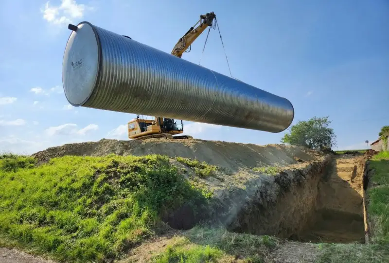 Levage d'une cuve à la pelle mécanique