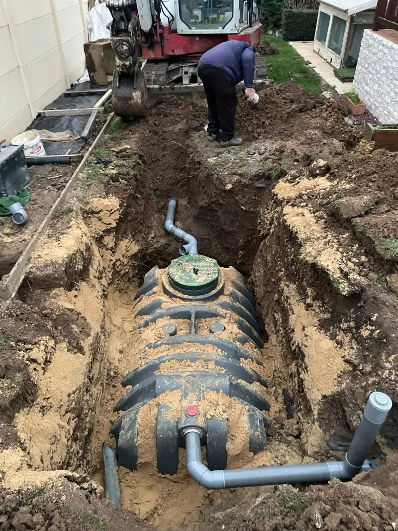 Fosse toutes eaux raccordée avant remblaiement