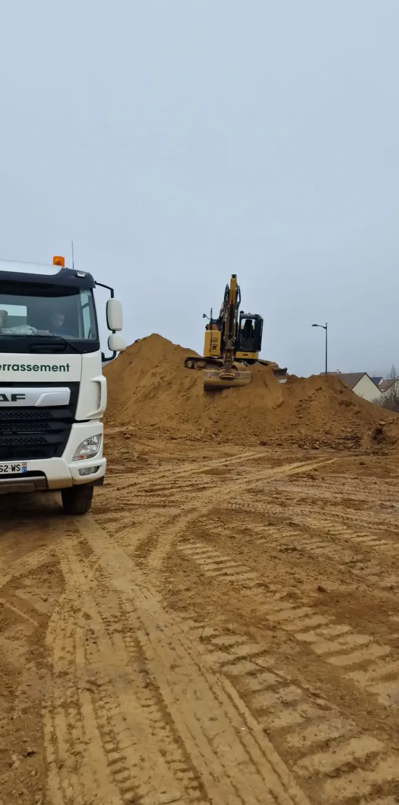 Camion-benne De Paepe et mini-pelle sur chantier