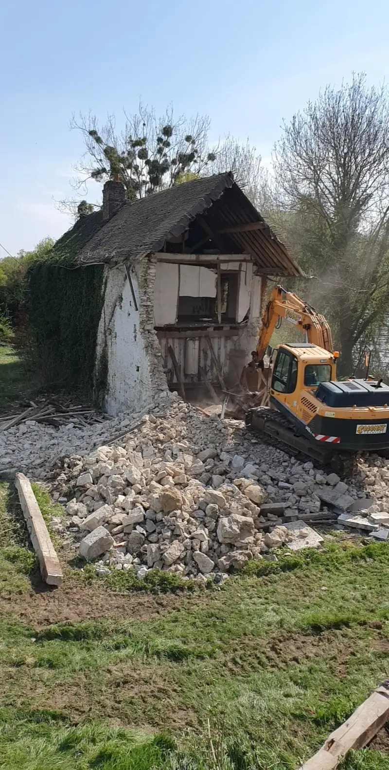 Déconstruction d'une maison ancienne à la pelle mécanique