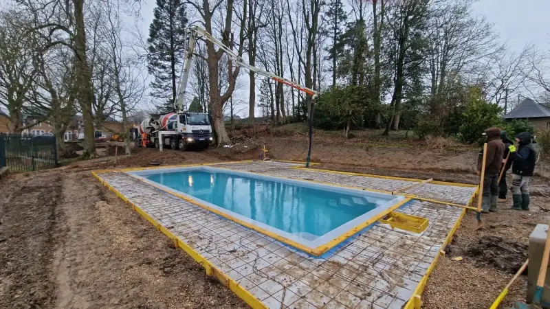 Coulage de la ceinture béton d'un bassin à la pompe