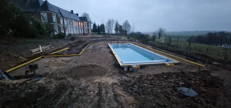 Piscine terrassée devant un manoir du Vexin à la tombée du jour