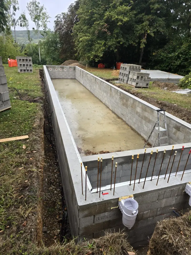 Structure de piscine maçonnée en blocs à bancher