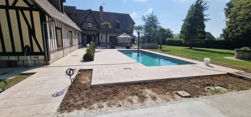 Piscine terminée devant une maison à colombages