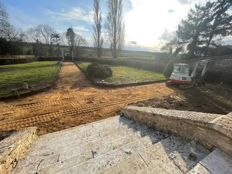 Préparation de terrain à la mini-pelle en fin de journée
