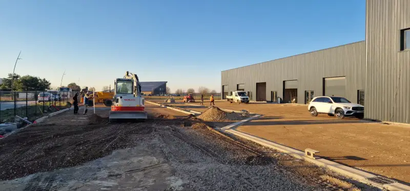 Plateforme de bâtiment professionnel en cours de terrassement