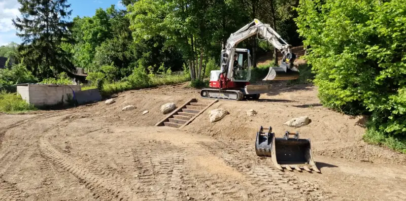 Mini-pelle De Paepe sur un chantier de jardin à accès étroit