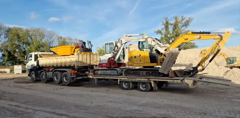 Transport des pelles De Paepe sur porte-engins