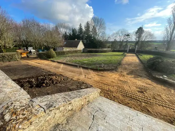Nivellement des abords d'une demeure avec dumper